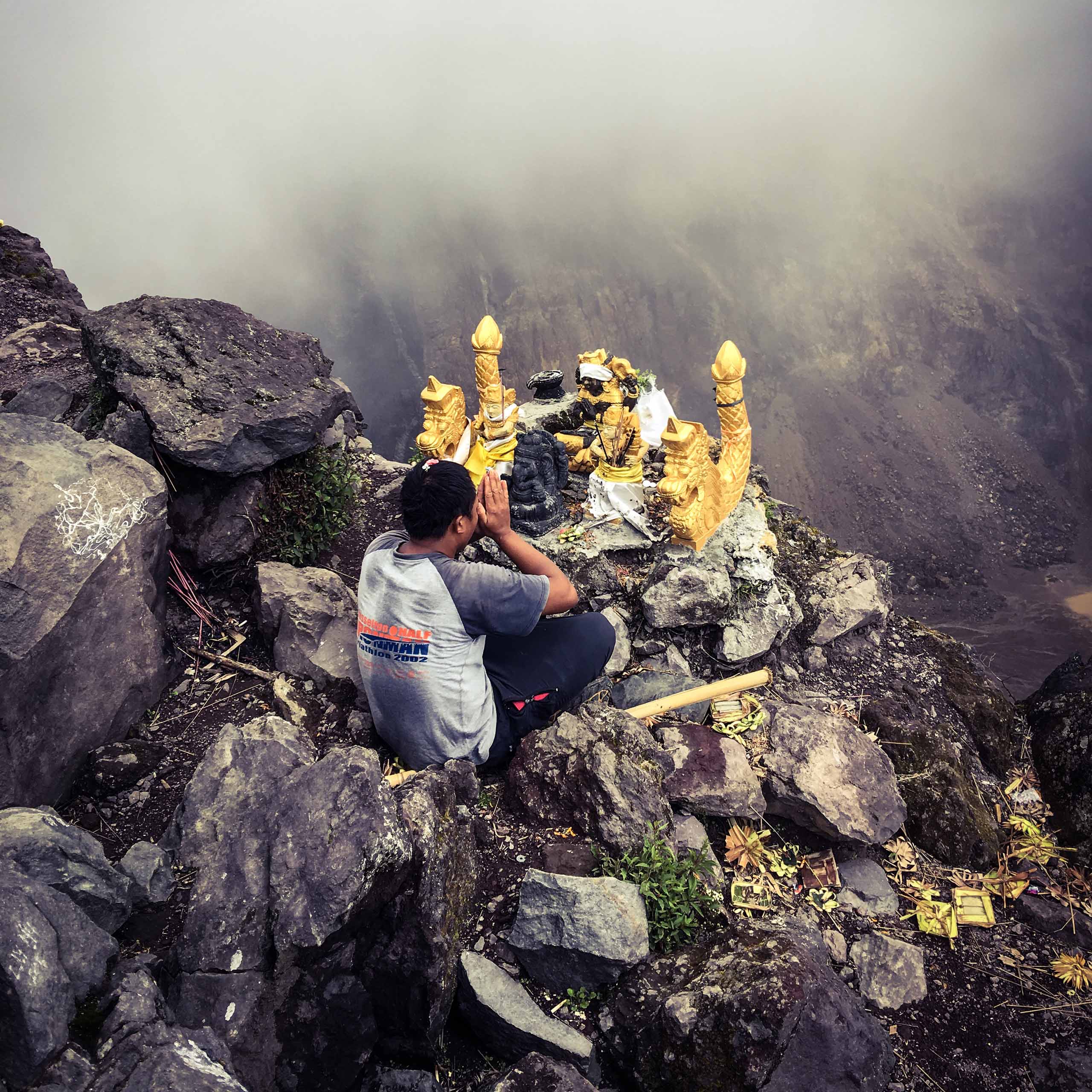 Guide priant à l'Agung