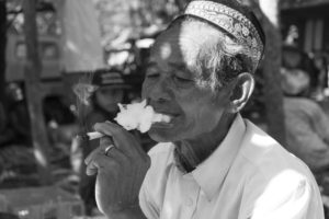 Viel homme fumant à Lombok