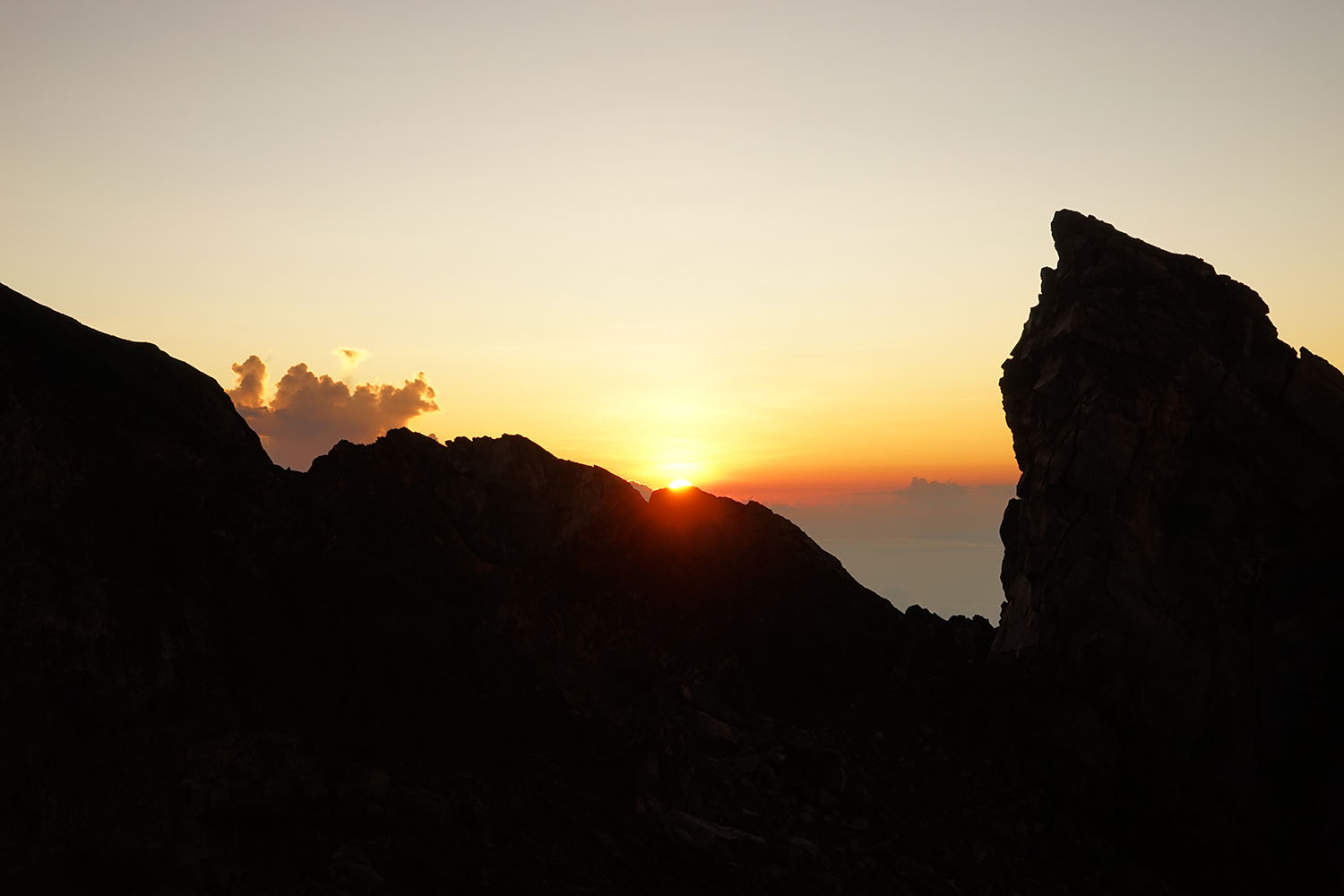Lever de soleil sur un volcan lors d'un trek