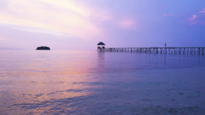 Voyageur sur le ponton d'un resort aux Togean