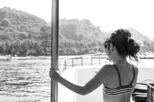 Enfant sur un bateau