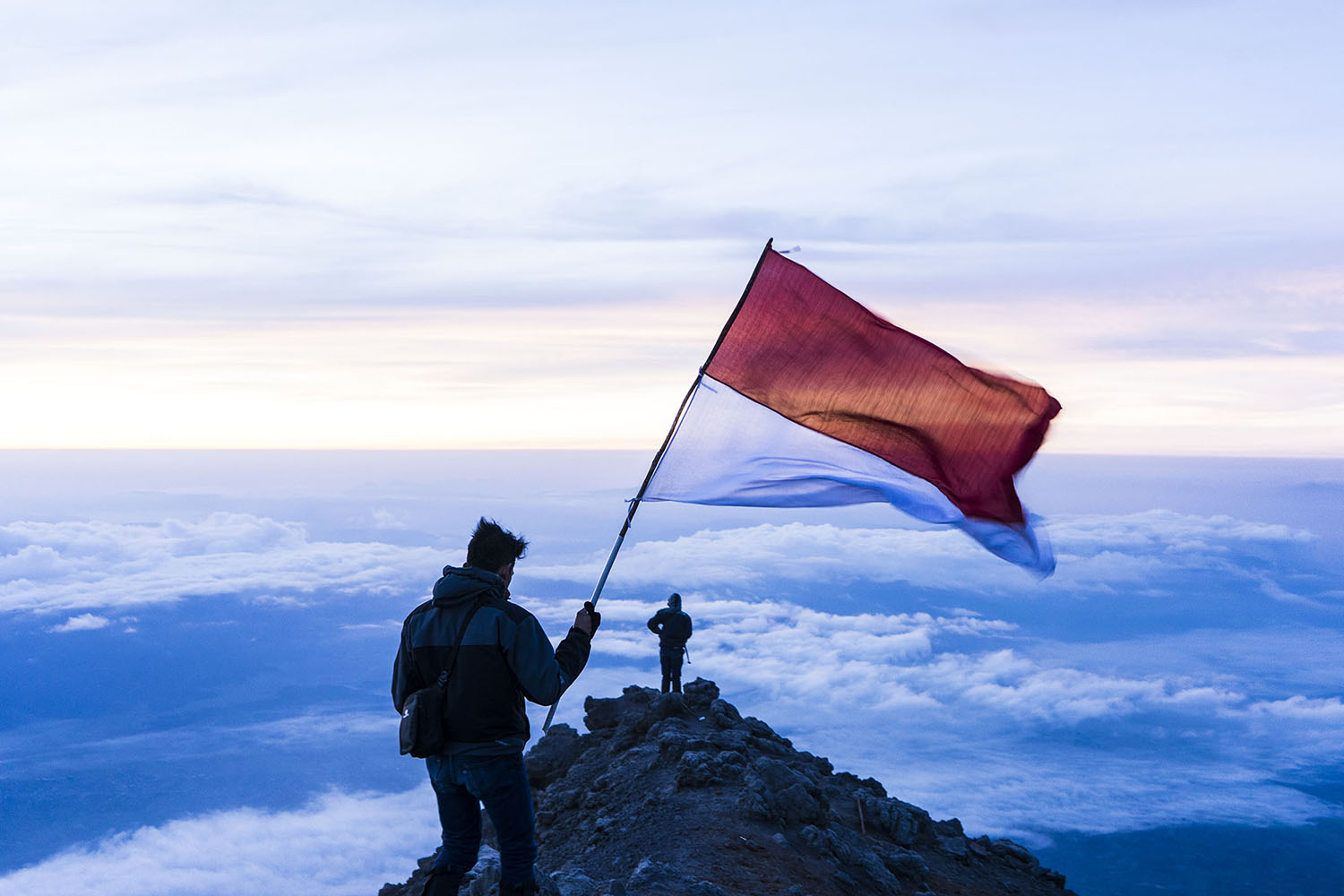 Volcan et trekeur avec un drapeau de l'Indonésie