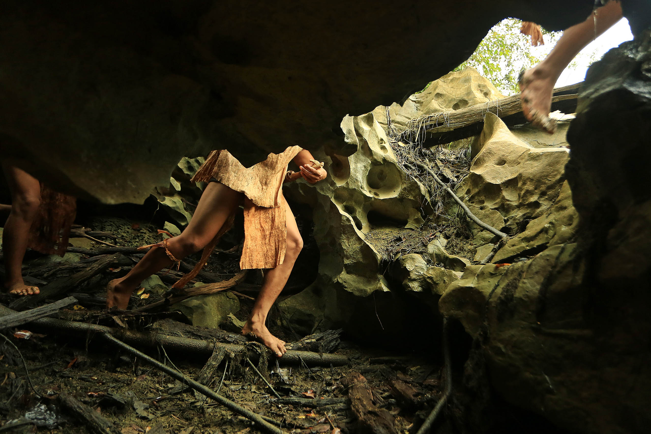 Ethnie dayak devant une grotte
