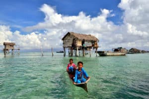 Bajau sur une pirogues dans les Banggai