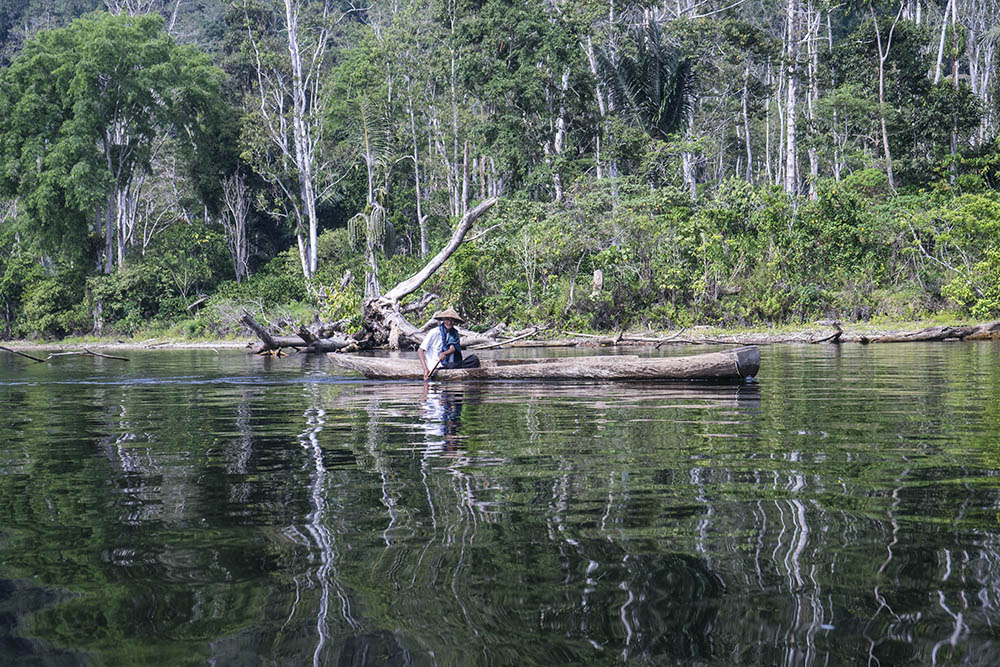 Habitant sur une barque sur le lac Lore Lindu en Sulawesi
