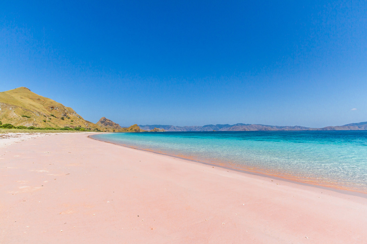 Les criques secrètes et la plage rose