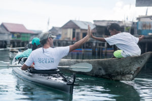Equipe Mandara en kayak à la rencontre d'un bajau