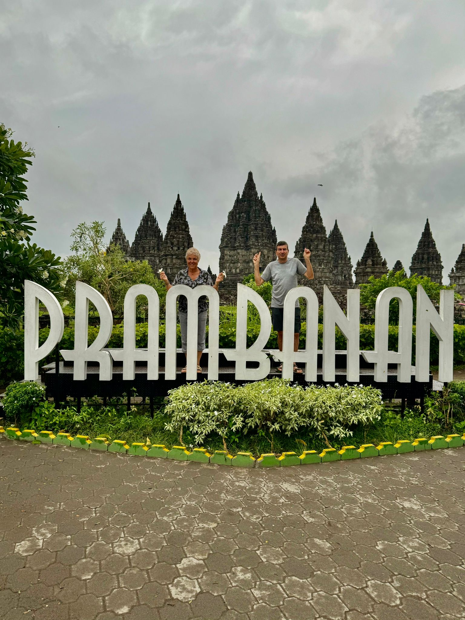 Les flèches de Prambanan au crépuscule