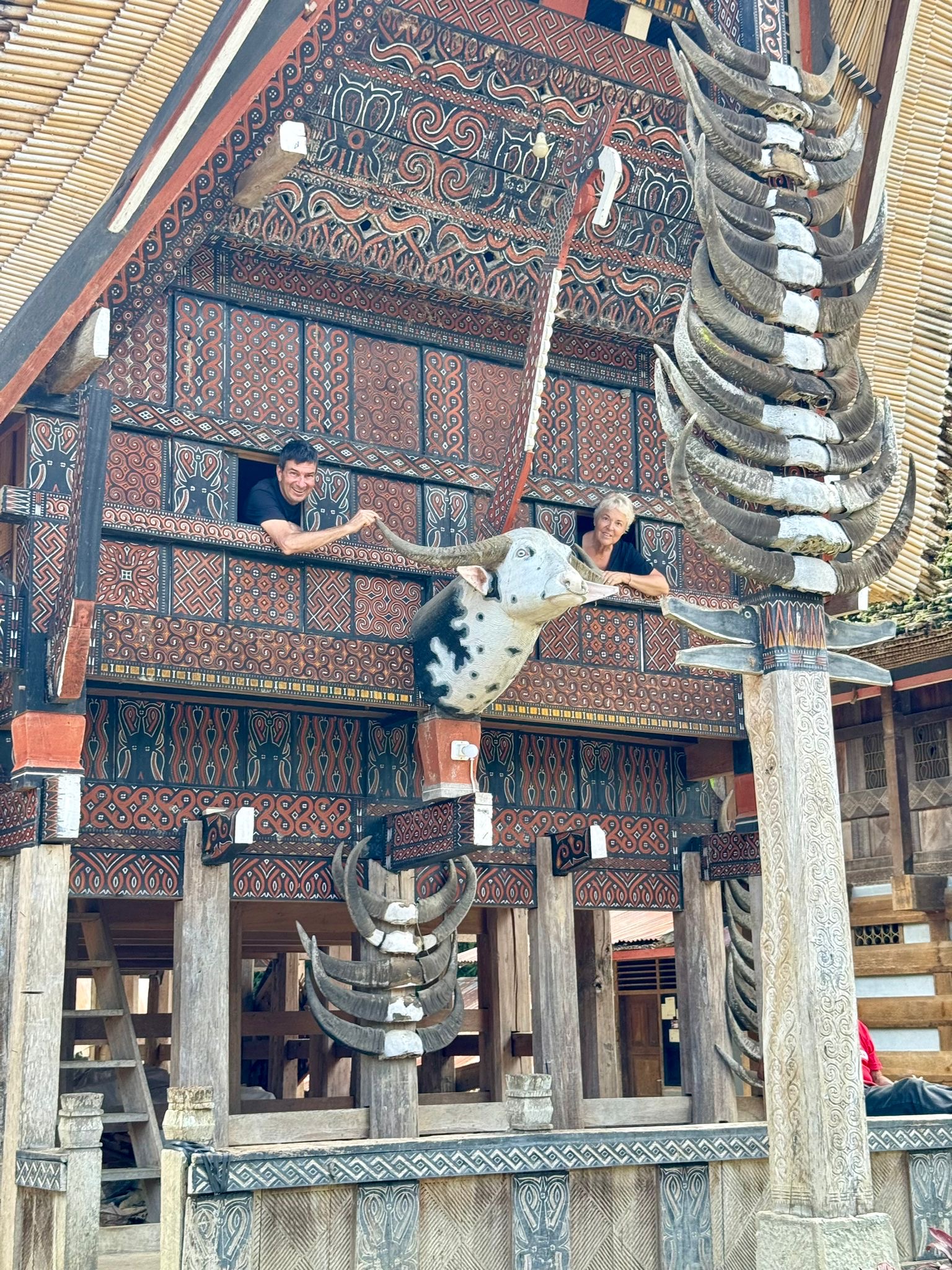 Voyageurs au pays toraja dans une maison tongkonan