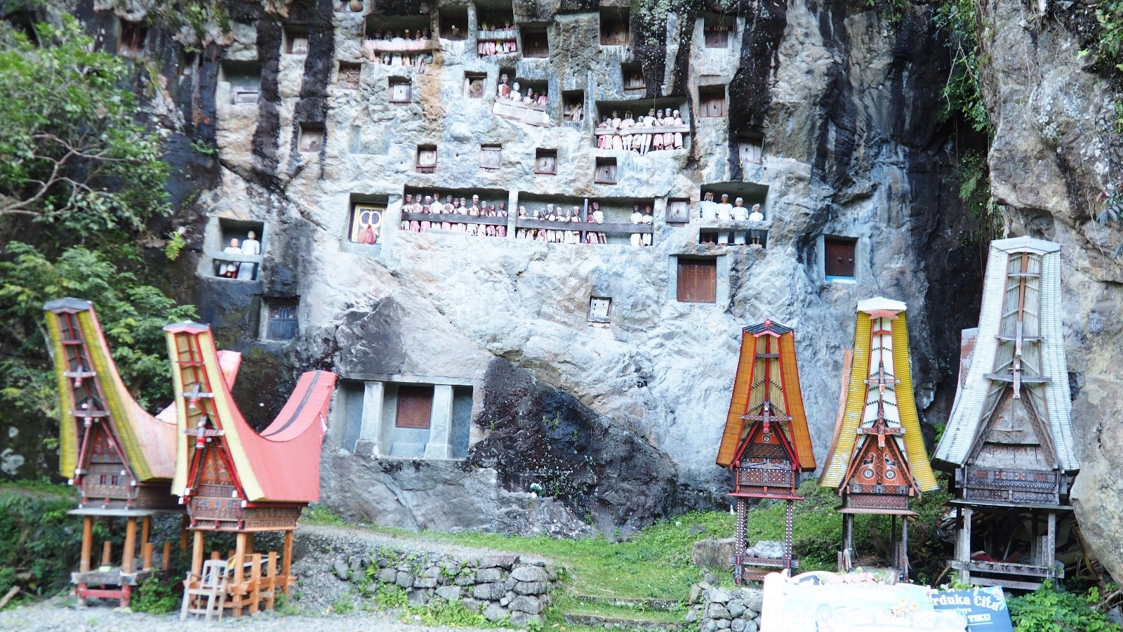 Site funéraire de Lemo au pays Toraja en Sulawesi