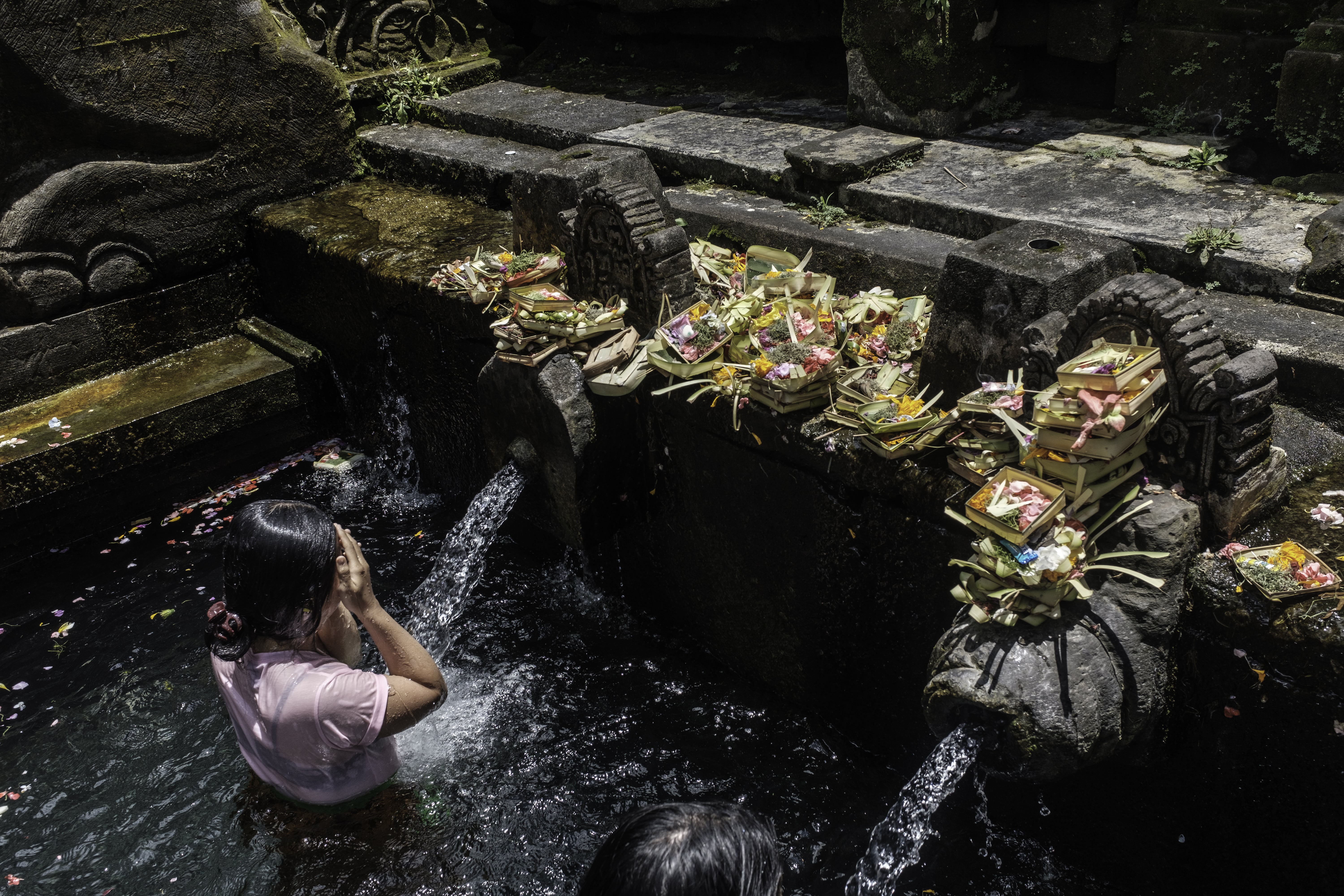 Bains sacrés au temple de Tirta Empul à Bali