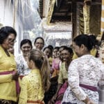 Enfant assistant à une cérémonie à Bali
