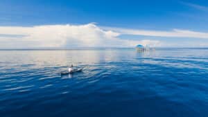 Kayakiste sur la mer des Togean
