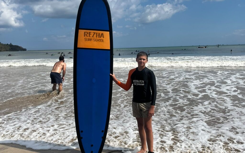 Voyageurs lors d'une session surf à Bali