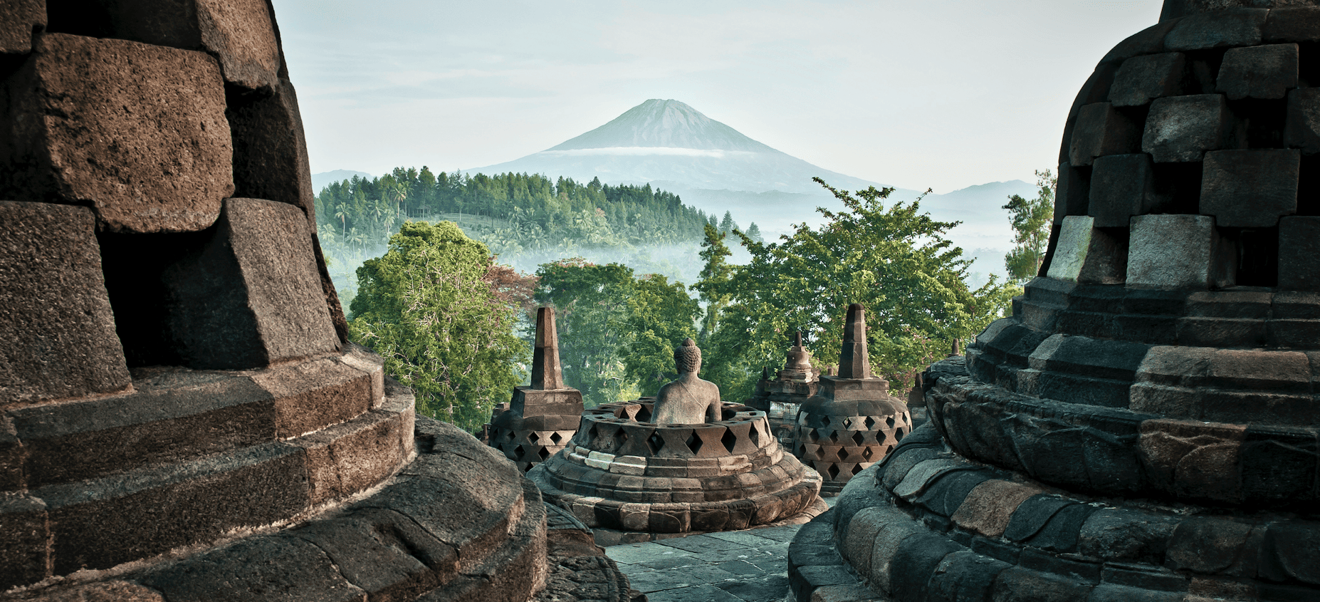 Temple de Borobudur à Java, avec vue sur le Merapi